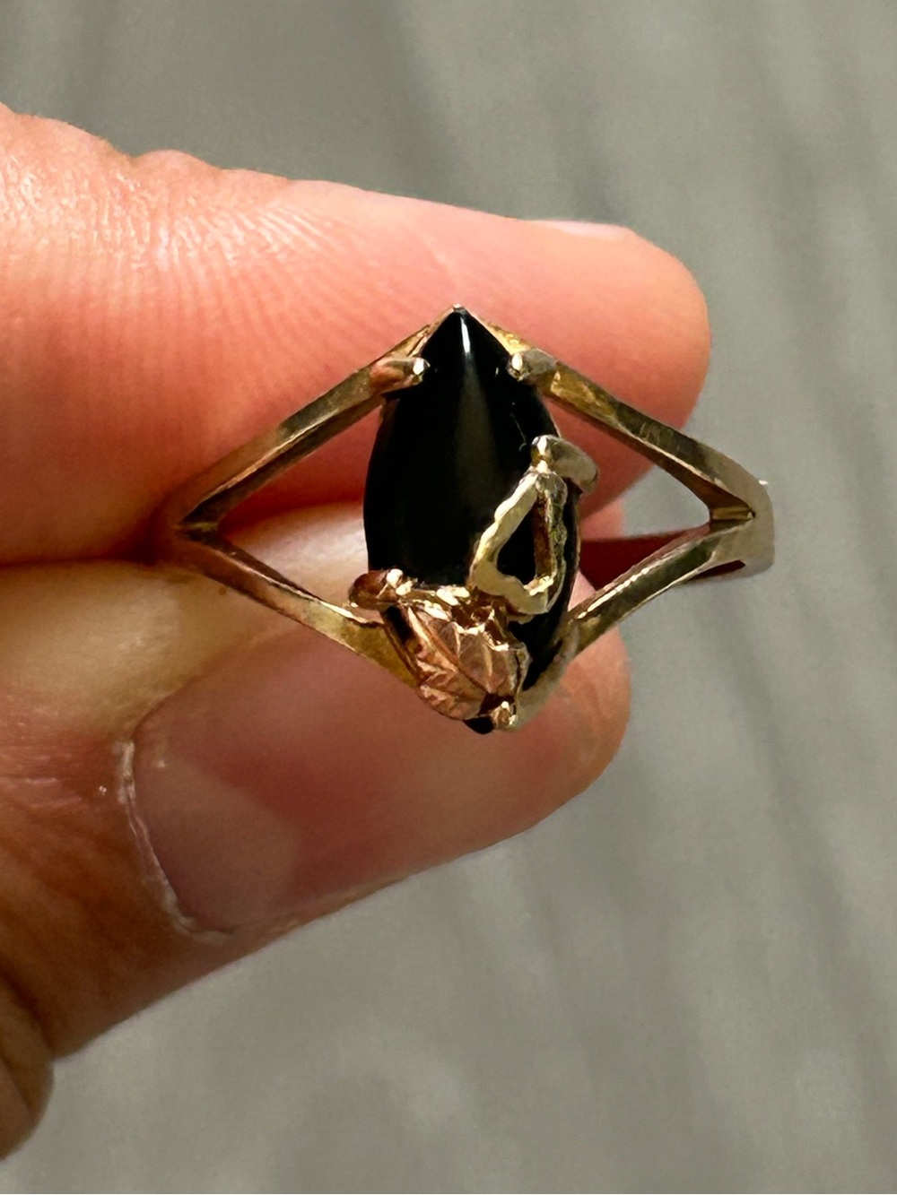 Vintage Black Hills Gold Solid 10K Ring with Black Onyx and 12K Leaf Accents- 7